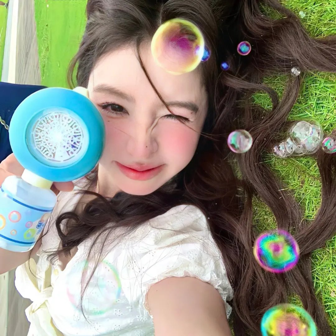出墙红杏两家春